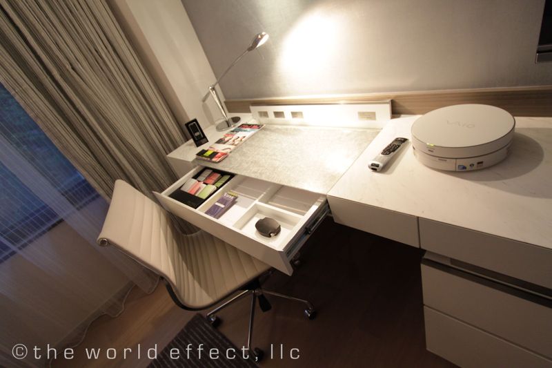 Hong Kong - Mira Desk